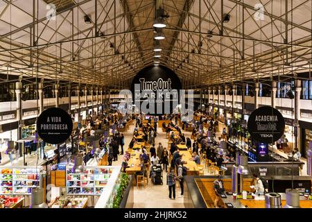 Lissabon, Portugal - November 20 2021: Innenansicht des Time Out Market Lisboa, eine trendige Food-Halle im Mercado da Ribeira in Cais do Sodr Stockfoto