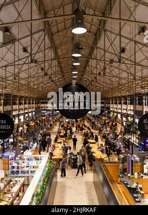 Lissabon, Portugal - November 20 2021: Innenansicht des Time Out Market Lisboa, eine trendige Food-Halle im Mercado da Ribeira in Cais do Sodr Stockfoto