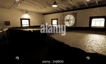 Beobachten Sie Bourbon-Gärungen in diesen alten Holzfermentern in Kentucky. Stockfoto