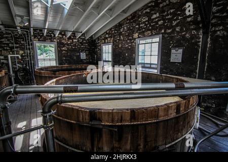 Beobachten Sie Bourbon-Gärungen in diesen alten Holzfermentern in Kentucky. Stockfoto