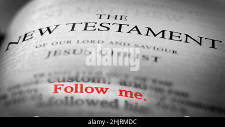 Bibel Neues Testament christliche Lehren Evangelium mit dem Vers Folge mir in rot Stockfoto