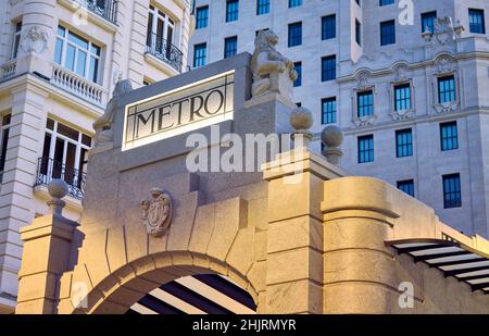 Detail des San Luis Network Pavilion, der sich an der Gran Via Straße nach den Renovierungsarbeiten an der U-Bahn-Station befindet, die zwischen 2018 und 2021 stattfanden. Stockfoto