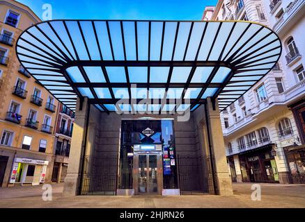 Detail des San Luis Network Pavilion, der sich an der Gran Via Straße nach den Renovierungsarbeiten an der U-Bahn-Station befindet, die zwischen 2018 und 2021 stattfanden. Stockfoto