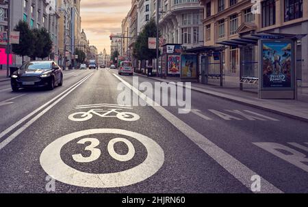 30 Geschwindigkeitsbegrenzung mit Fahrradschild an der Gran Via Straße. Madrid, Spanien. Stockfoto