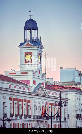 Das Casa de Correos befindet sich am Puerta del Sol Platz, einer der berühmtesten Sehenswürdigkeiten der Stadt. Madrid Spanien. Stockfoto