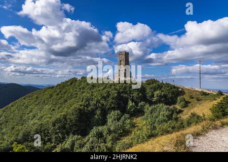 Denkmal der Freiheit, das der Schlacht am Schipka-Pass auf dem Stoletov-Gipfel auf dem Schipka-Pass in der Balkangebirgskette, Bulgarien, gewidmet ist Stockfoto