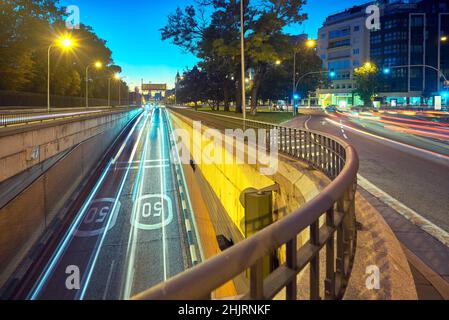 Leichte Wege, die durch Autos entstehen, die in den Tunnel in der Alcala-Straße neben dem Retiro-Park fahren. Madrid. Spanien. Stockfoto