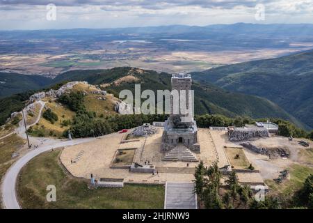 Drohnenansicht des Freiheitsdenkmals, das der Schlacht am Shipka-Pass auf dem Stoletov-Gipfel auf dem Shipka-Pass in der Balkangebirgskette, Bulgarien, gewidmet ist Stockfoto