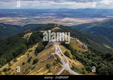 Drohnenansicht des so genannten Eagle s Nest felsigen Gipfels auf einem Shipka-Pass in der Balkangebirgskette, Bulgarien Stockfoto