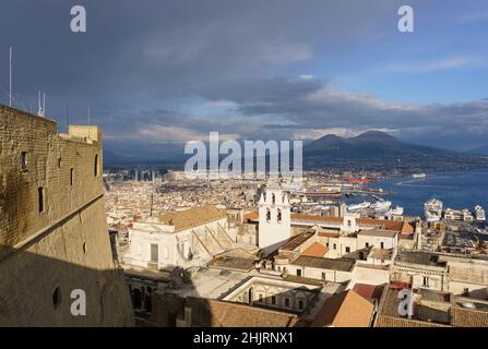 Atemberaubende Aussicht auf das Castel Sant'Elmo mit Blick auf die Stadt Napoli und den Vesuv im Hintergrund am Mittelmeer in Italien Stockfoto