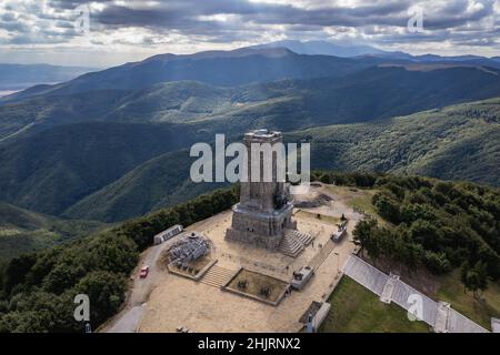 Drohnenansicht des Freiheitsdenkmals, das der Schlacht am Shipka-Pass auf dem Stoletov-Gipfel auf dem Shipka-Pass in der Balkangebirgskette, Bulgarien, gewidmet ist Stockfoto