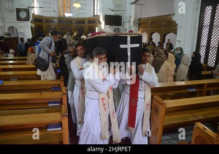 Peshawar, Pakistan. 31st Januar 2022. Die Trauernden tragen die Schatulle des christlichen Priesters, Pater William Siraj, 75, während seines Trauerdienstes in der Allerheiligen-Kirche. Die pakistanische Polizei weitete am Montag ihre Menschenjagd auf zwei nicht identifizierte Angreifer aus, die am Sonntag einen Siraj erschoss und tötete und einen anderen Priester verletzte. (Foto: Hussain Ali/Pacific Press/Sipa USA) Quelle: SIPA USA/Alamy Live News Stockfoto