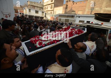 Peshawar, Pakistan. 31st Januar 2022. Die Trauernden tragen die Schatulle des christlichen Priesters, Pater William Siraj, 75, während seines Trauerdienstes in der Allerheiligen-Kirche. Die pakistanische Polizei weitete am Montag ihre Menschenjagd auf zwei nicht identifizierte Angreifer aus, die am Sonntag einen Siraj erschoss und tötete und einen anderen Priester verletzte. (Foto: Hussain Ali/Pacific Press/Sipa USA) Quelle: SIPA USA/Alamy Live News Stockfoto