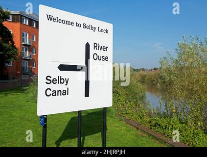 Schild an der Kreuzung des Flusses Ourse und Selby Canal, in Selby, North Yorkshire, England Stockfoto