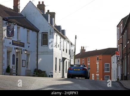 BMW 435 Sportwagen, der am White Hart Pub in der Stadt Caistor, West Lindsey, Lincolnshire, England, vorbeifährt Stockfoto