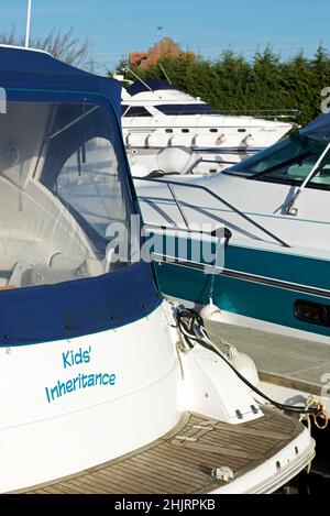 Boot namens Kids Inheritance, das am Kanalbecken in West Stockwith, North Lincolnshire, England, vertäut ist Stockfoto