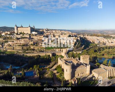 Luftaufnahme des berühmten Castillo de San Servando mit Blick auf die berühmte mittelalterliche Altstadt von Toledo in Kastilien in Spanien Stockfoto