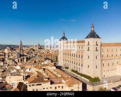 Dramatischer Blick auf den berühmten Alcazar Palast in der mittelalterlichen Altstadt von Toledo in Spanien Stockfoto