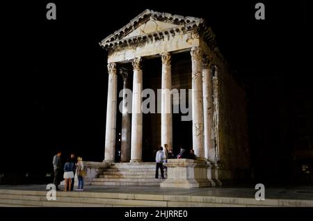 Der antike römische Tempel des Augustus in Pulla, Kroatien, bei Nacht. Ein gut erhaltenes Denkmal. Einzigartiger Architektonischer Stil Stockfoto