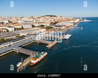 Luftaufnahme des Fährenterminals Cais do Sodre am Fluss Tage in Lissabon, der Hauptstadt Portugals Stockfoto