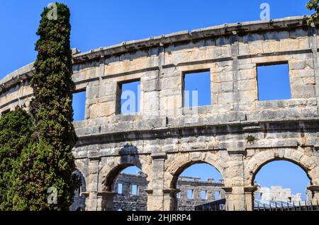 Das Römische Amphitheater Pula Arena. Restaurierte Bogenmauern des antiken Denkmals. Das Hotel liegt in Pula, Kroatien an einem sonnigen Tag mit blauem Himmel Stockfoto