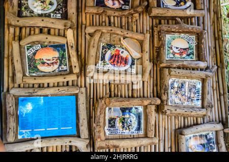 Essen und Trinken Menü Demontriert in Gerahmten Bildern an der Wand eines Sommerclubs in Pula, Istrien, Kroatien gehängt. Handgemachte Dekoration mit Bambusstock