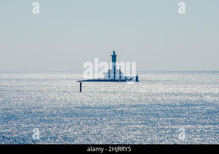 Leuchtturm auf der kleinen Insel Porer in der wunderschönen Adria in Premantura, Pula, Istrien, Kroatien. Blauer Horizont mit Himmel und blauem Meer konvergieren Stockfoto