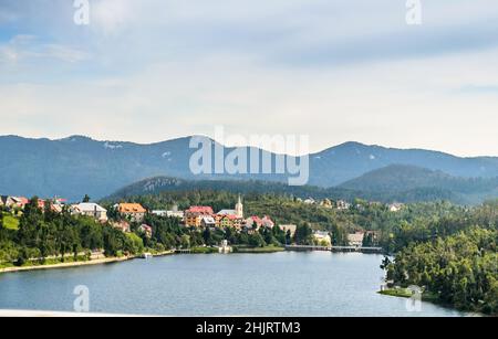 Βeautiful Panoramablick auf Fuzine Τown am Bajer See in Kroatien. Malerisches touristisches Dorf umgeben von natürlicher Umgebung mit Bäumen Stockfoto