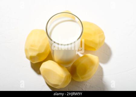 Kartoffelmilch ist die neue und trendige Alternative auf pflanzlicher Basis. Milch aus Kartoffeln Konzept. Allergiefreie Milch. Stockfoto