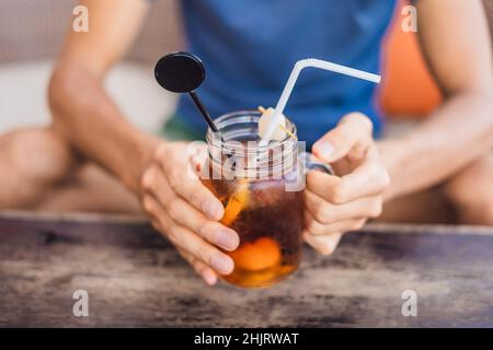 Eislychee-Tee im Einmachglas im Café Stockfoto