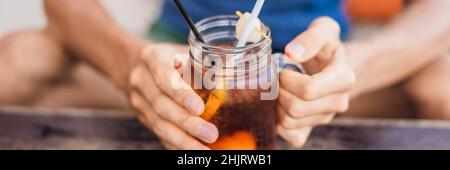 Eis-Litschi-Tee im Einmachglas im Café-BANNER, LANG Stockfoto