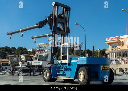 Colonia de Sant Jordi, Spanien; januar 27 2022: Royal Yacht Club der mallorquinischen Stadt Portopetro. Yacht Transport Maschine, und Boote in den Prozess Stockfoto