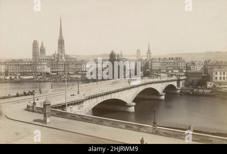 Antike Fotografie der Pierre-Corneille-Brücke mit der Kathedrale von Rouen aus dem Jahr 1890 in Rouen, Frankreich. QUELLE: ORIGINAL ALBUMIN FOTO Stockfoto