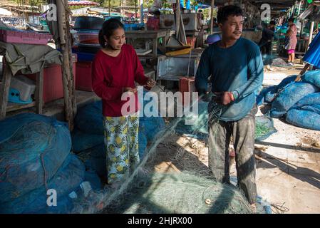 Rayong, Thailand. 31st Januar 2022. Lokale Fischer werden beobachtet, wie sie ihre Netze in der Nähe des Strandes von Mae Ramphueng in Rayong ziehen.Ein Leck aus einer Unterwasser-Ölpipeline 20km (12,4 Meilen) vor Thailands Ostküste am Strand von Mae Ramphueng in der Provinz Rayong, Thailand, das aufgrund der gefährlichen Kontamination durch Ölverschmutzungen befürchtet wird, die lokale Fischerei- und Fischindustrie negativ zu beeinflussen. Kredit: SOPA Images Limited/Alamy Live Nachrichten Stockfoto