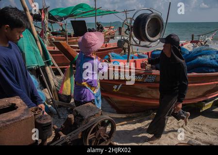 Rayong, Thailand. 31st Januar 2022. Lokale Fischer sahen neben ihrem Boot am Strand von Mae Ramphueng in Rayong stehen.Ein Leck aus einer Unterwasser-Ölpipeline 20km (12,4 Meilen) vor Thailands Ostküste am Strand von Mae Ramphueng in der Provinz Rayong, Thailand, das aufgrund der gefährlichen Kontamination durch Ölverschmutzungen befürchtet wird, die lokale Fischerei- und Fischindustrie negativ zu beeinflussen. Kredit: SOPA Images Limited/Alamy Live Nachrichten Stockfoto