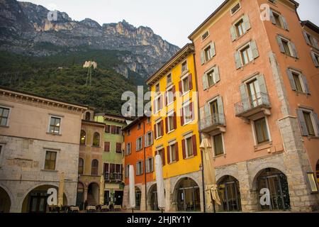 Der historische Platz Piazza Tre Novembre im Zentrum von Riva del Garda in der Region Trentino-Südtirol in Italien im Winter Stockfoto