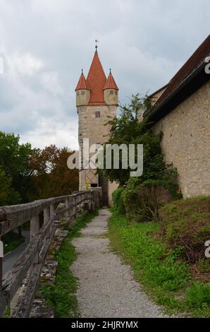 Dies ist ein Wachturm namens Castle Tower in Rothenburg, Deutschland. Sie ist Teil der ursprünglichen Steinmauer und die letzte von drei Wänden in Deutschland. Stockfoto