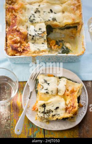 Karamellisierter Kürbis, Spinat und vegetarische Lasagne mit drei Käsesorten Stockfoto