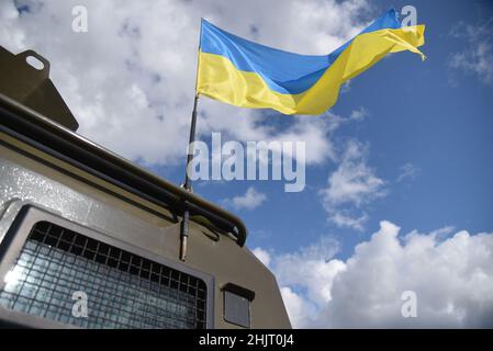 Starychi, Ukraine. 20th September 2019. Ukrainische Flagge winkt während einer gemeinsamen Militärübung Rapid Trident 2019 im Internationalen Zentrum für Friedenssicherung und Sicherheit der Nationalen Akademie der Landstreitkräfte in der Nähe von Lviv. (Foto von Mykola Tys/SOPA Images/Sipa USA) Quelle: SIPA USA/Alamy Live News Stockfoto