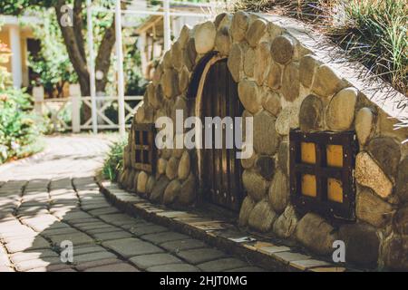 Dekoratives hobbit-Haus im Garten. Weg im Garten Stockfoto
