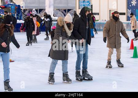 New York, Usa. 30th Januar 2022. Auf einer Eisbahn im Bryant Park in New York City werden die Menschen beim Schlittschuhlaufen gesehen. Kredit: SOPA Images Limited/Alamy Live Nachrichten Stockfoto