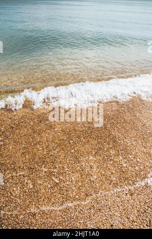 Am Meer. Meer an der Küste. Kleine Welle. Schöne Sommer Hintergrund. Tapete Stockfoto