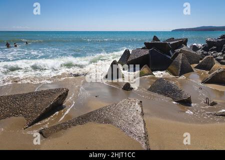 Wellenbrecher am Strand in Byala Stadt und Badeort in Ostbulgarien, an der bulgarischen Schwarzmeerküste in der Provinz Varna, Bulgarien Stockfoto