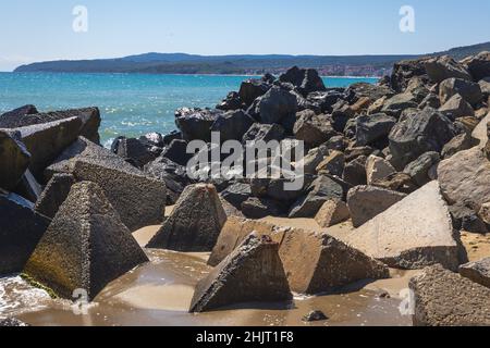 Wellenbrecher am Strand in Byala Stadt und Badeort in Ostbulgarien, an der bulgarischen Schwarzmeerküste in der Provinz Varna, Bulgarien Stockfoto