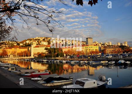 Blick auf die Stadt Rijeka Delta und trsat.Kroatien, Stadt Rijeka, Blick auf die Skyline von Delta und Rjecina über die Boote vor, bunte alte Gebäude. Stockfoto