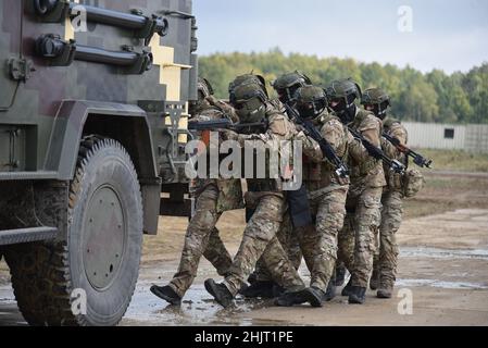 Starychi, Lvivska, Ukraine. 20th September 2019. Ukrainische Soldaten während einer gemeinsamen Militärübung Rapid Trident 2019 im Internationalen Zentrum für Friedenssicherung und Sicherheit der Nationalen Akademie der Landstreitkräfte in der Nähe von Lviv gesehen. (Bild: © Mykola Tys/SOPA Images via ZUMA Press Wire) Stockfoto