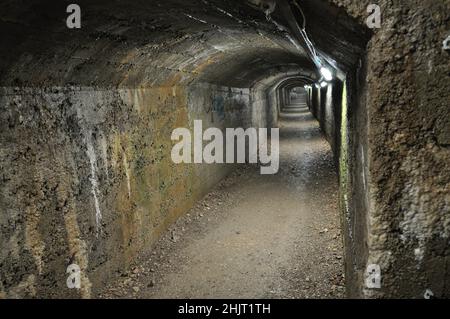 Tunnel Weltkrieg 2 in Rijeka Stadt, keine Menschen, leere Passage. Militärtunnel in Rijeka, Kroatien. Jetzt ist dieser Fußgängertunnel ein beliebter Touristenmagis Stockfoto