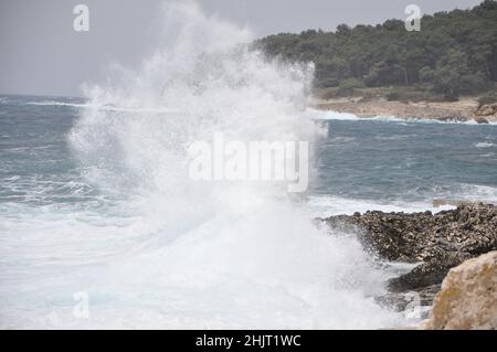 Sturm auf der Küste der Insel mit Wellen und starkem Wind, Kroatien.große Welle Zerkleinerung Küste.starke große Welle Zerkleinerung über Felsen Stockfoto