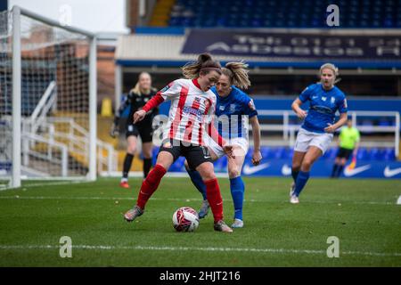 Birmingham, Großbritannien. 30th Januar 2022. Abbey Joice (17 Sunderland) schützt den Ball im FA Cup-Spiel zwischen Birmingham City und Sunderland in St. Andrews. Gareth Evans/SPP Kredit: SPP Sport Pressefoto. /Alamy Live News Stockfoto