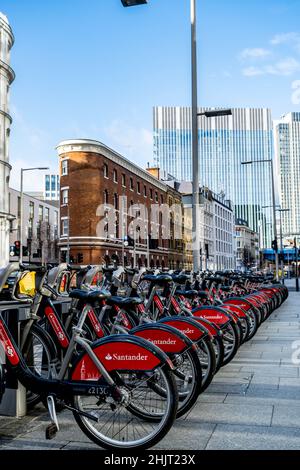 London England Großbritannien, 29. Januar 2022, Eine Reihe von Santander gesponserten Fahrrädern, die in Southwark London ohne Menschen auf einem Bürgersteig geparkt wurden Stockfoto